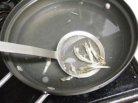 ２、 鍋に水を入れて煮干を入れて、沸騰したら弱火で5分ほど煮、煮干を捨てる