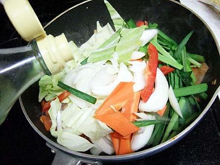 ６、３の野菜を入れて、酒大１を入れて軽く混ぜる。