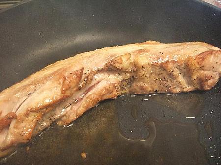 ３、フライパンにゴマ油とサラダ油を入れて、強火でお肉全体を焼く。