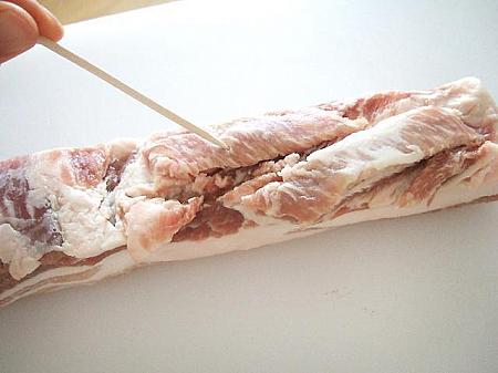 １、豚肉は竹串で数箇所穴を開けておく。