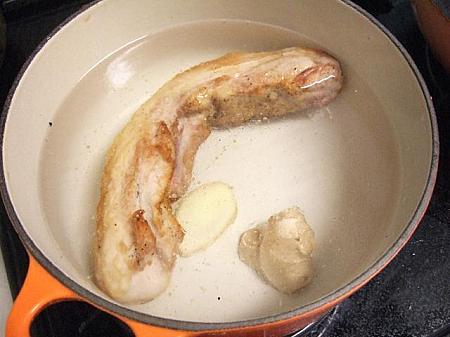 ４、色が付いたら取り出し、鍋に水を入れて肉をいれ、しょうがのスライスを入れる。