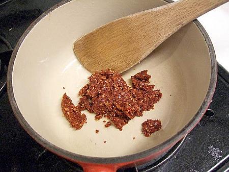 5. 鍋にサラダ油を入れて、タデギを加えて炒め、香りを出す。