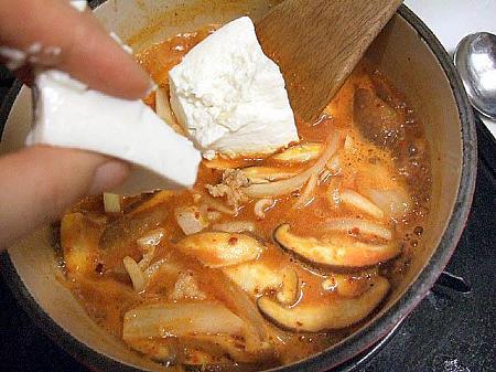 8. 沸騰してきたら、適当な大きさに崩しながら豆腐を入れ、アミの塩辛も加える。