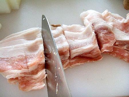 3. 豚肉は食べやすい大きさに切っておく。