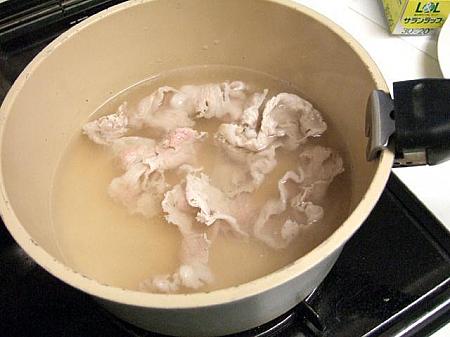 ５．鍋にお湯を沸かし、酒を小２ほど入れて豚肉をサッと茹で冷水に取る。