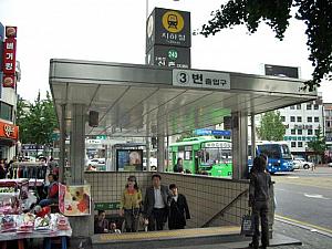 １．地下鉄２号線シンチョン（新村・Sinchon・240）駅３番出口を出て