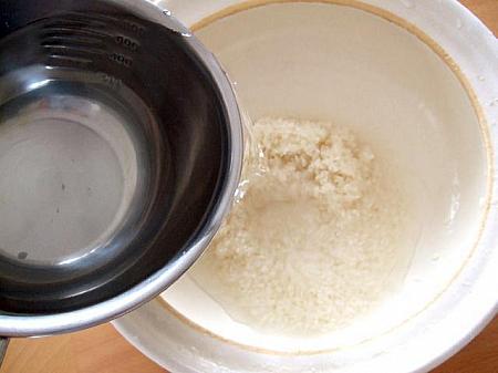 １．米は洗って水気を切る。分量の水に入れて最低３０分置く。