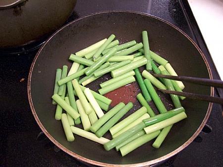 ５．フライパンにサラダ油を入れ、(２)を入れ軽く炒める。