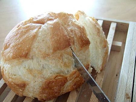 １． フランスパンはお好みの大きさに切り分ける。