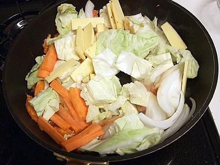 １１． エゴマの葉以外の野菜を一緒に入れ炒める。　