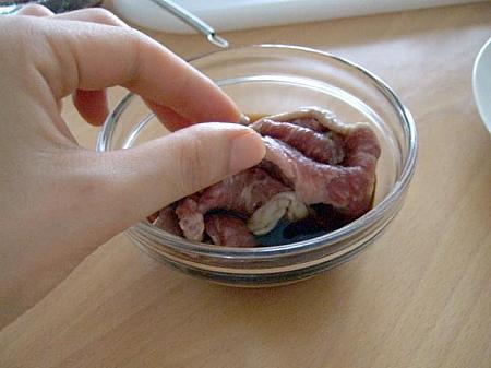 ３．タレ２分の１に、肉を入れて手でよくもむ。