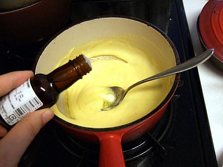 ８．バニラエッセンス、バターを入れる。