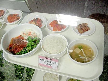 チェユッヤチェビビンバッ（豚肉と野菜のビビンバ）2,200ウォン