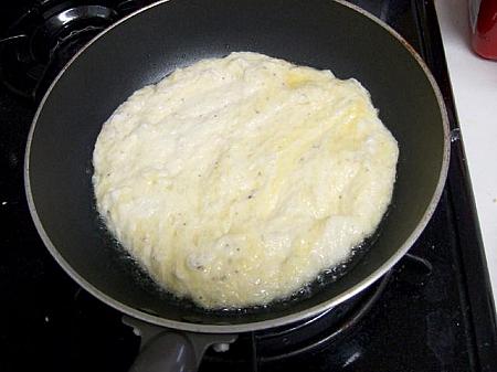 ７． フライパンにサラダ油半量を入れ中火で熱し、６を入れうすく伸ばす。