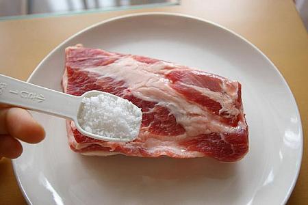 １． ブロック肉に塩をかける。