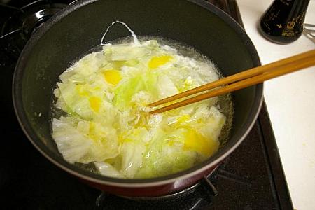 ３． 卵が固まってきたら軽く箸で混ぜ、胡椒で味を調える。