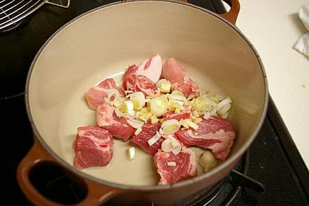 5. 熱した鍋にサラダ油を入れて豚肉と4.を入れて炒める。
