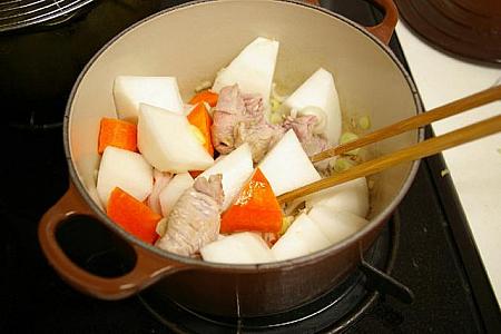 6. お肉の色が変わったら、ニンジン・大根を入れて軽く炒める。