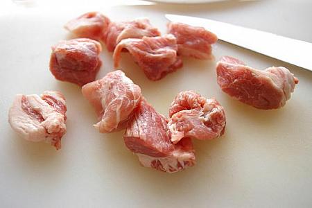 3. 豚肉はひと口大の角切りに。
