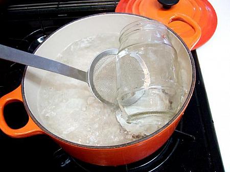 12. 沸騰したお湯に瓶を入れて２～３分程度煮沸します。蓋も忘れずに。