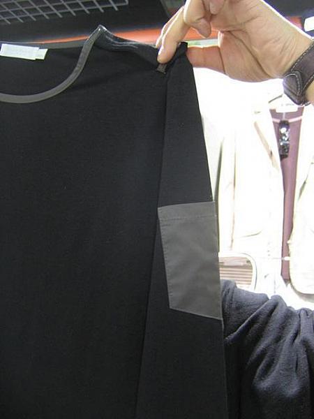 ブラックの長袖シャツ。何でもなさそうなシャツに見えて、襟のパイピングや袖部分に付いたポケットなど手の込んだおしゃれＴシャツ！35,000ウォン