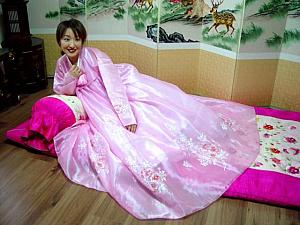 ＜韓国伝統の寝具セットをバックにいろんなポーズで＞