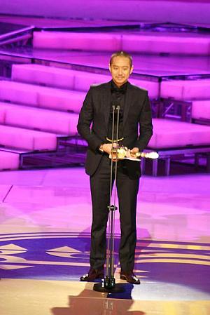 カチョン・ジョンミョン（「台風太陽」）<BR>今年のドラマ「ファッション70's」で人気上昇中のチョン・ジョンミョン。初の主演映画で新人賞を獲得。 