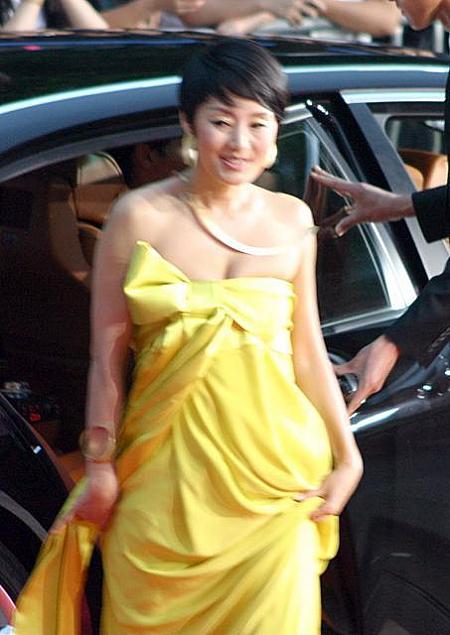 キム・ミヒ　いつ見ても美しい～。今回は黄色いロングドレスで登場～。
