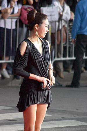 ヒョンヨン　｢最強ロマンス｣で新人女優賞ノミネート。超ミニで際立つ脚線美～。
