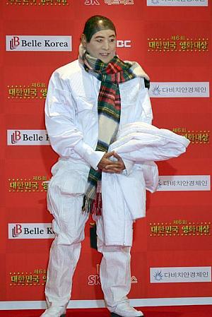 ＜アンドレ・キム＞毎年映画賞には必ずご出席するデザイナー。白い衣装も冬用に。