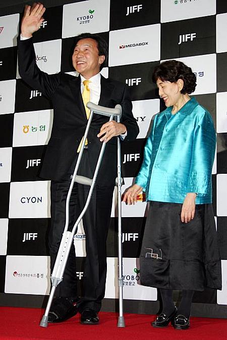 ユ・インチョン長官＆ソン・ハッキュ統合民主党代表が松葉杖をついて登場