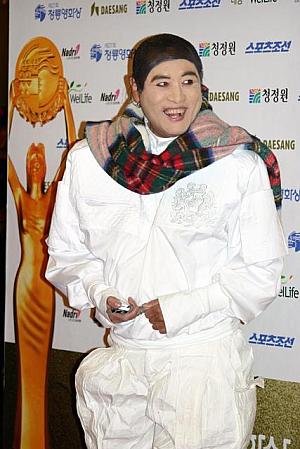 ＜アンドレ・キム＞
授賞式には必ずといっていいほど登場する韓国を代表するデザイナー。「ワンダフルハゴ ～ゴージャスハン･･･」いつもの白い衣装で。 