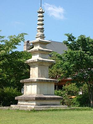 韓国にはよくある石塔 