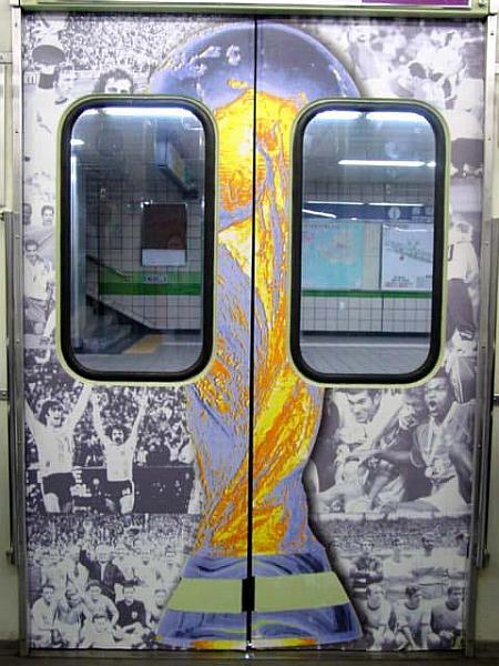 地下鉄２号線・サッカーテーマ列車「夢見るグラウンド」２００２
