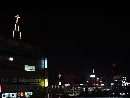 ソウルの夜空に浮かぶ赤い十字架