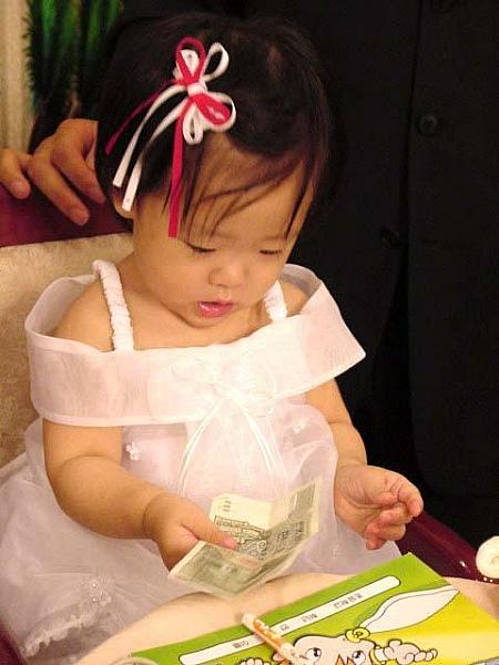 司会者：はい、ミニョンちゃんは１万ウォン札を取りました～！！パチパチ