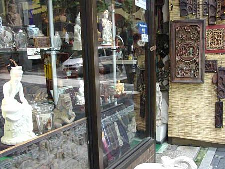 伝統ストリートならではの、骨董品のお店。