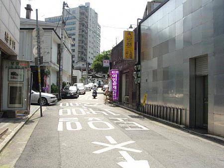 ←左に行くと｢工芸三叉路8.チョンソッゴルギル（Cheongseokgol-gil）｣ この道を行くと｢チョゲサ（曹渓寺）｣へ。
