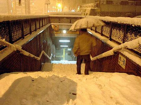 地下鉄入口も雪が入り込み