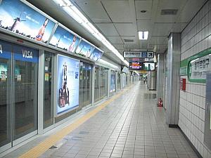 地下鉄２号線ウルチロ入口（イック）駅に降り立つと、終電後のような雰囲気。 