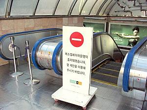地下鉄新村駅へつながる現代百貨店の地下連絡通路は人の少なさによりエスカレーターも停止。