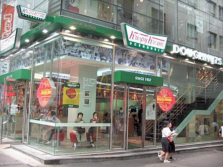 大人気のドーナツ屋「Krispy Kreme（クリスピー・クリーム）」がアバタ近くの明洞通りにもできました！１０店舗目となるこちらのお店は２階・３階にも席があり、ロッテ百貨店の地下にあるお店よりもゆったりできますョ。