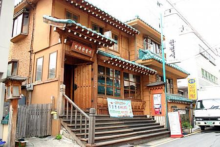  ｢チョンジュハンジョンシッ｣韓定食のお店。ケジャン定食と全州ユッケビビンバが１０,０００ウォン！ここは道をちょっと入ったところ。 