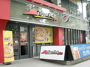 ＜Pizza Hut＞
人気のピザ店が目と鼻の先に～