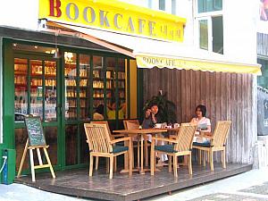 最近増えてきたブックカフェですが、こちらはまたカワイイお店。女性のお客さんが目立ちます。 