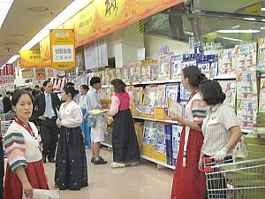 日本人旅行客からも人気のスーパー「ロッテマート」 