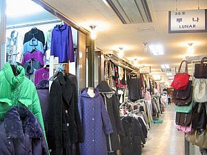 梨泰院市場？！食料が売っているかと思いきや、中に入ってみると衣類が中心！子供服から韓国伝統工芸品まで、なかなかディープな雰囲気漂う面白いお店でした！