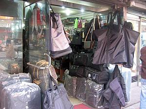 旅行者の多い街らしく、大きな旅行かばんを売るお店がたくさん！それにしても大きなバッグが多いなぁ！