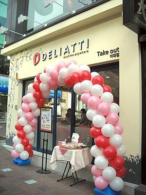 以前はおにぎり屋だったところがサンドイッチなどを売るデリの店「DELIATTI」へ