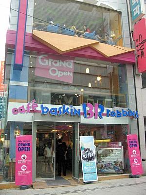 メイン（中央）通りにはカフェタイプの「Baskin Robbins」が堂々オープン！